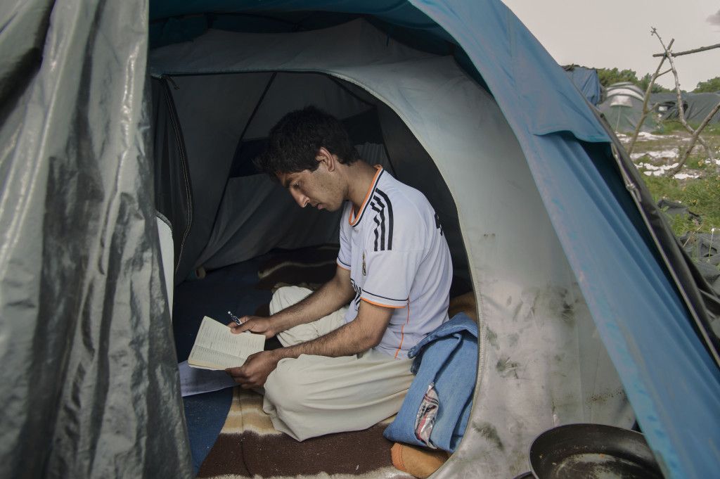 Mahmoodijan Ahmad i sitt tält vid migrantlägret i Calais. 
